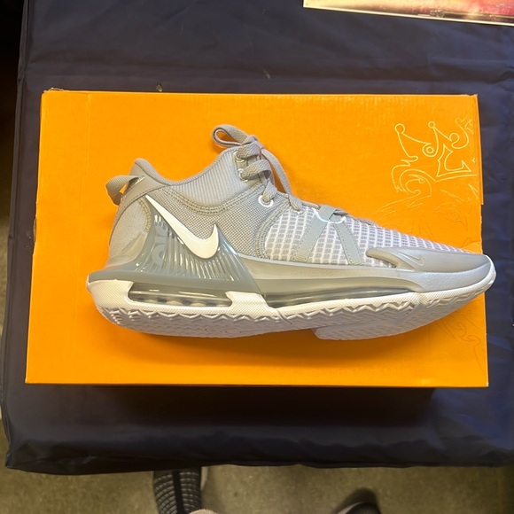 Lebron James Witness VII in grey and white - Picture 8 of 8